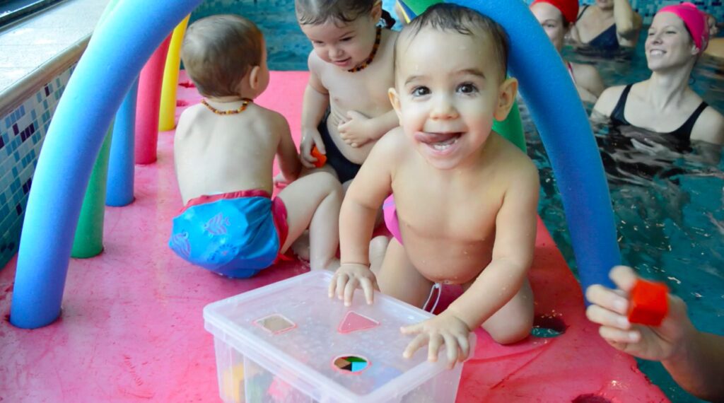 Giochi in piscina per bambini piccoli